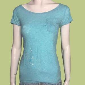 2010 American Eagle Outfitters Paint Splatter Blue Baby Tee